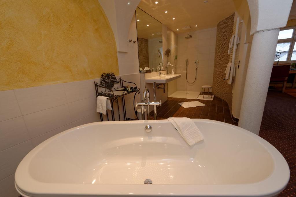 Hotel & Brauereigasthof Drei Kronen 멤멜스도르프 외부 사진